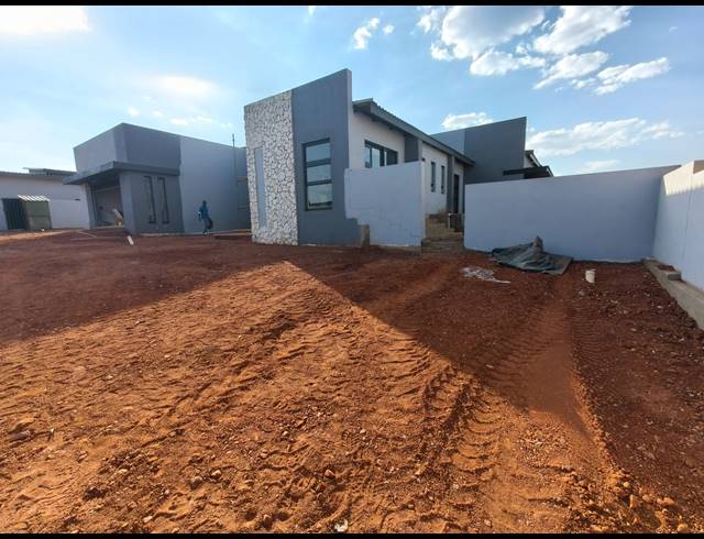 3 BEDROOM FREEHOLD FOR SALE IN CASHAN